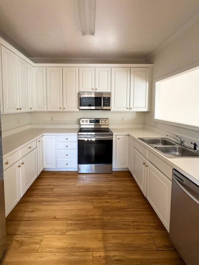 Building Photo - Charming 3 Bed 2.5 Bath Home in Gated Community