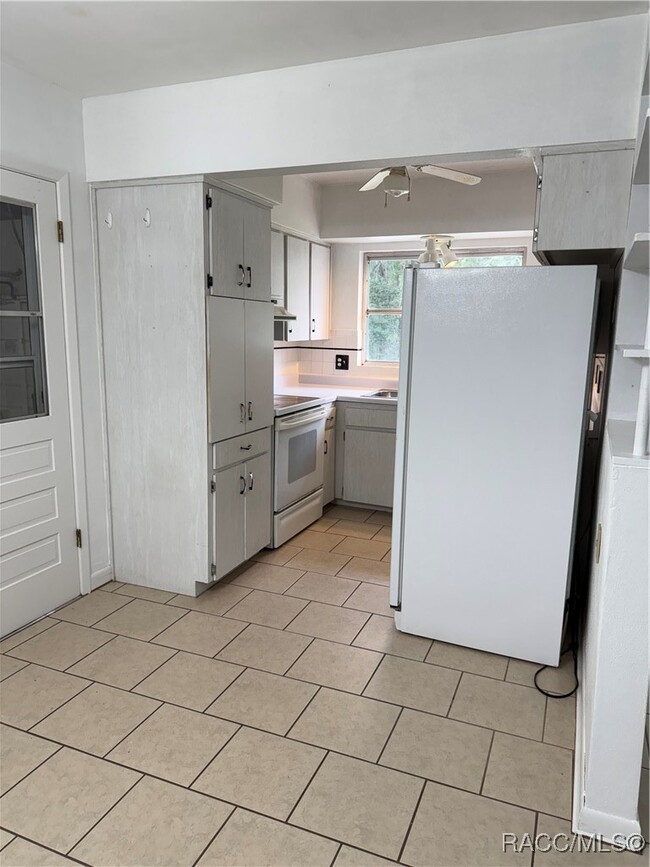 Building Photo - 6106 E Calico Ln