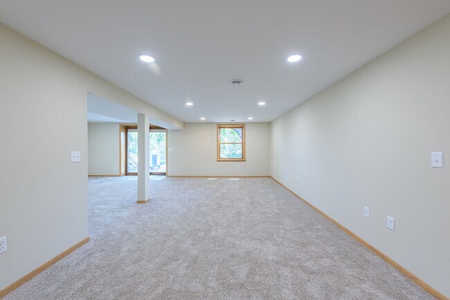 Building Photo - Must see home in mendota heights, huge lot...