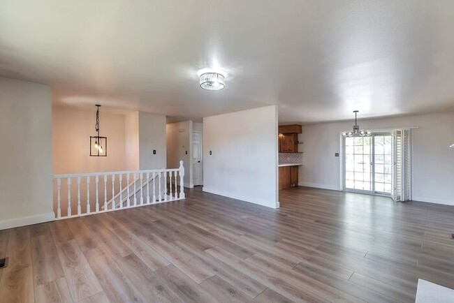 Building Photo - Awesome 4 Bedroom Home in Orem w 2 car garage