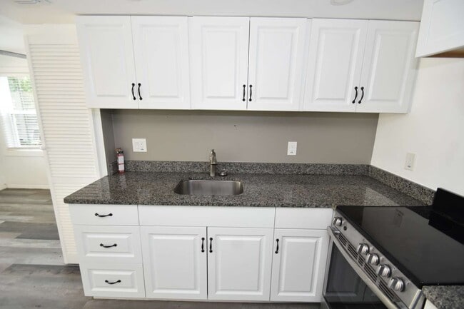 Building Photo - 403 N Oleander Ave