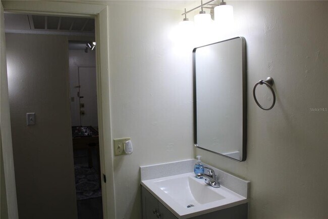 Building Photo - 1700 SW 16th Ct