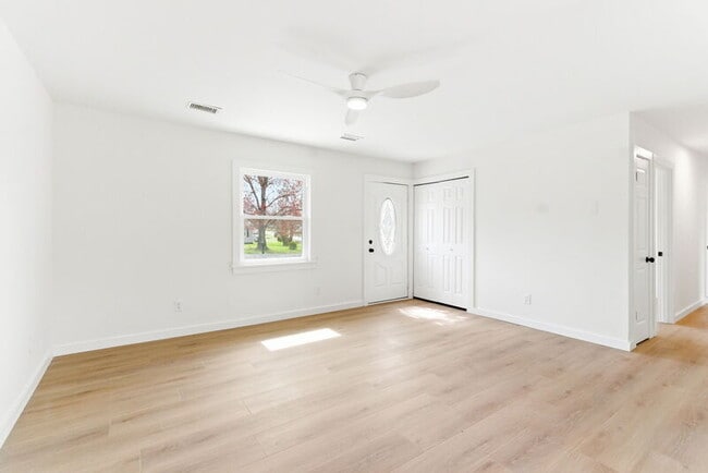 Building Photo - 159 Hazel Dr