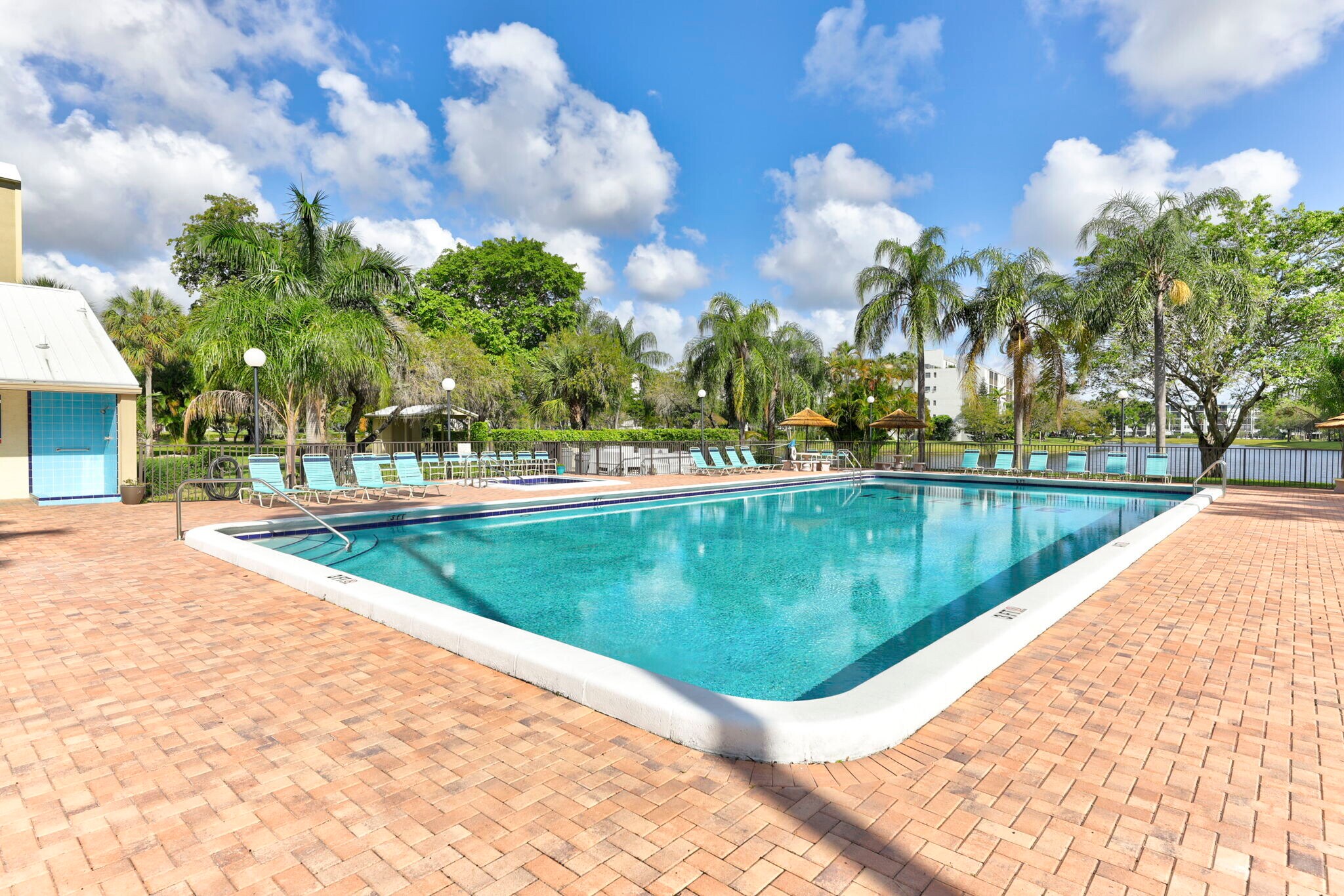 Building Photo - 2851 S Palm Aire Dr