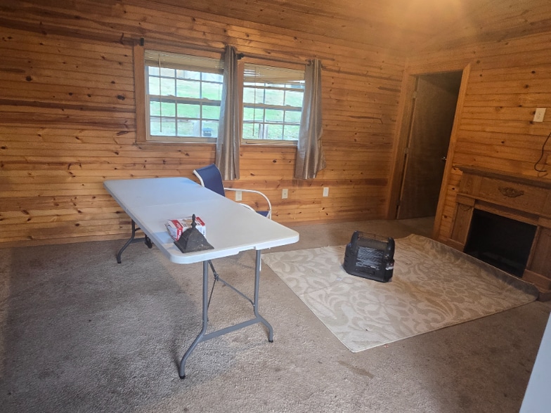 Building Photo - 1960 Saddleback Dr