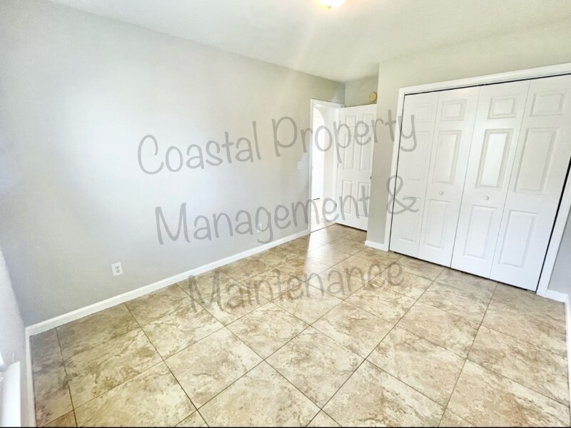 Building Photo - 1156 Great Lakes Cir