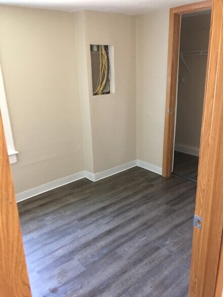 Building Photo - 452 E Holum St