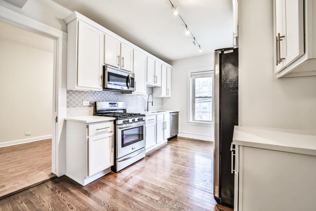 Building Photo - 3 bedroom in Chicago IL 60613