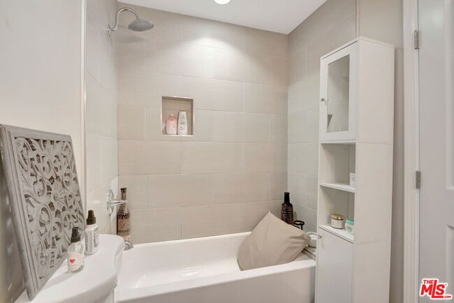 Building Photo - 4952 Placidia Ave