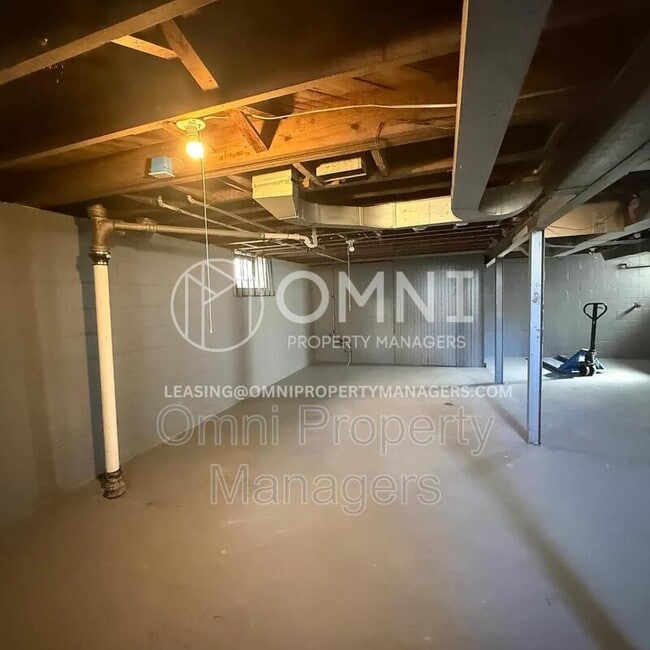 Building Photo - 9747 Somerset Ave