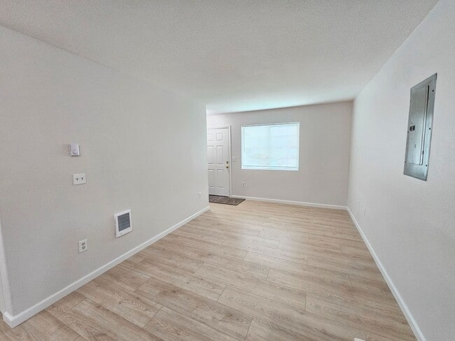 Building Photo - St. John's Townhome - 5 Bedroom, 2 bath Duplex Unit
