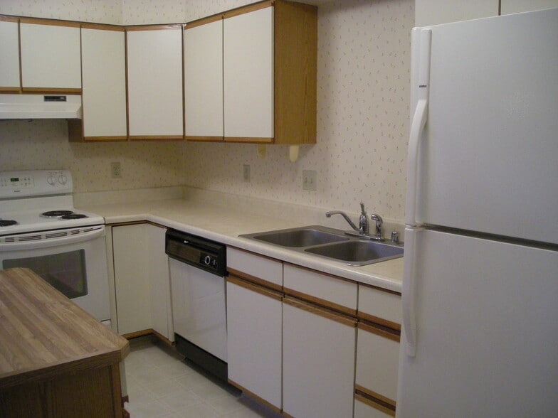 Building Photo - 700 W 47th Ave