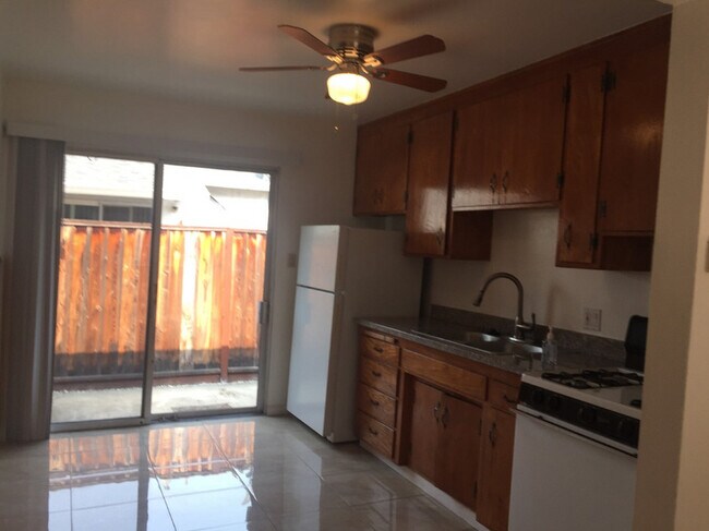 Building Photo - 335-341 Easy St