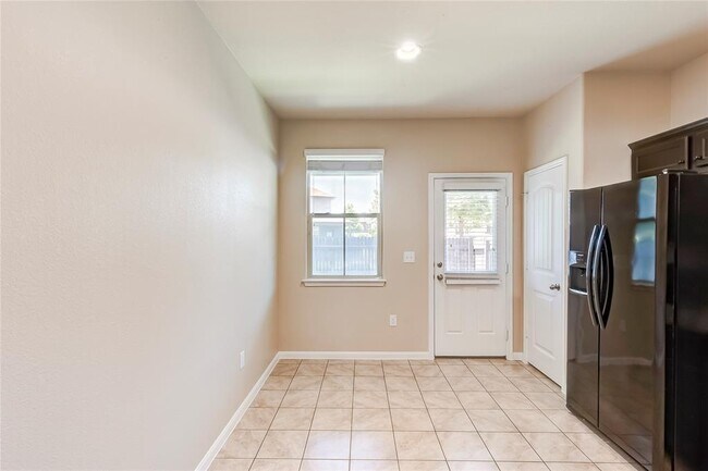 Building Photo - 2880 Donnell Dr
