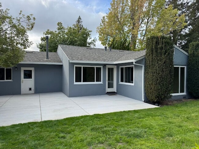 Building Photo - Charming 3BR/2BA Home in West Menlo Park