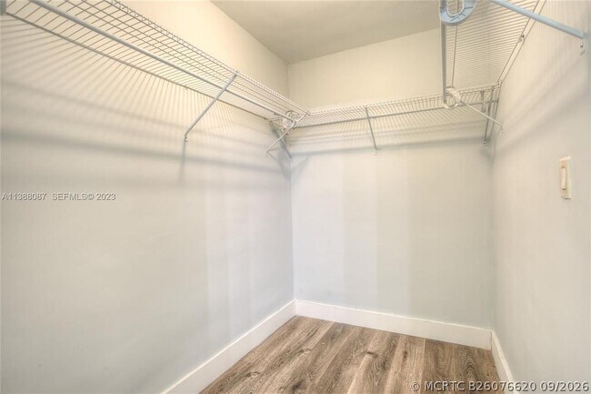 Building Photo - 10907 N Kendall Dr