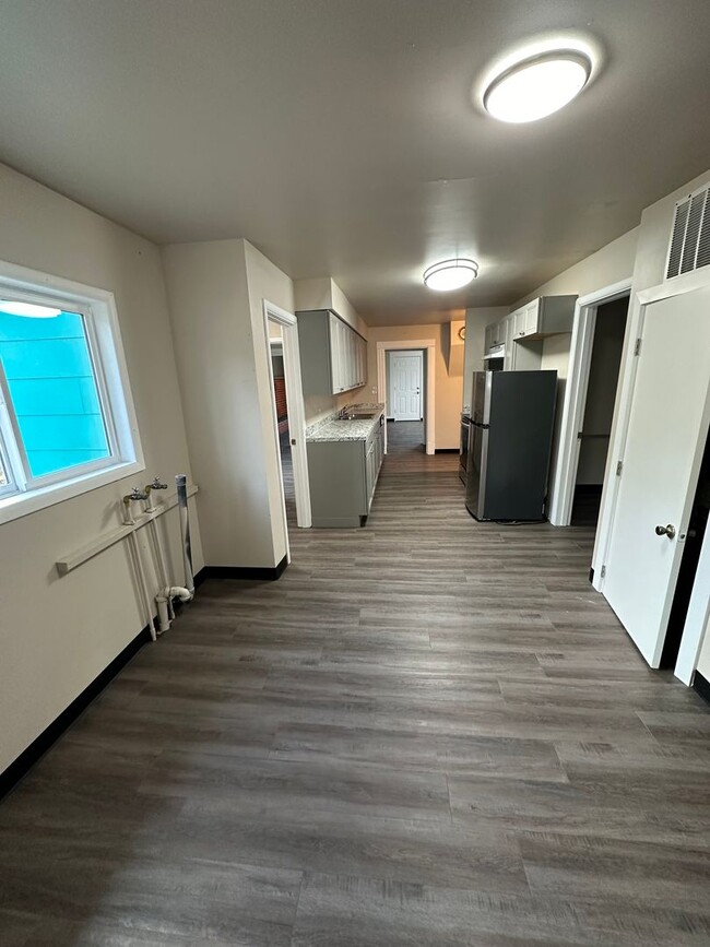 Building Photo - Beautifully renovated 3bedroom/2 bath house. 1/2 off 1st month's rent!