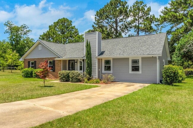 Building Photo - Charming 3BR Ranch Style Home on Quiet Cut...