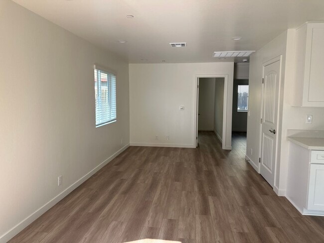 Building Photo - 916 W Perdew Ave