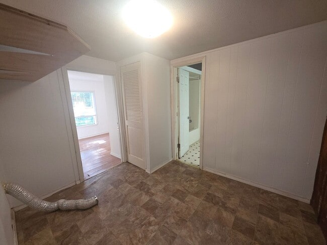 Building Photo - 2 bedroom 1 bath close to downtown