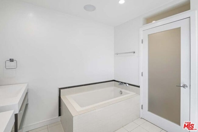 Building Photo - 10453 Holman Ave