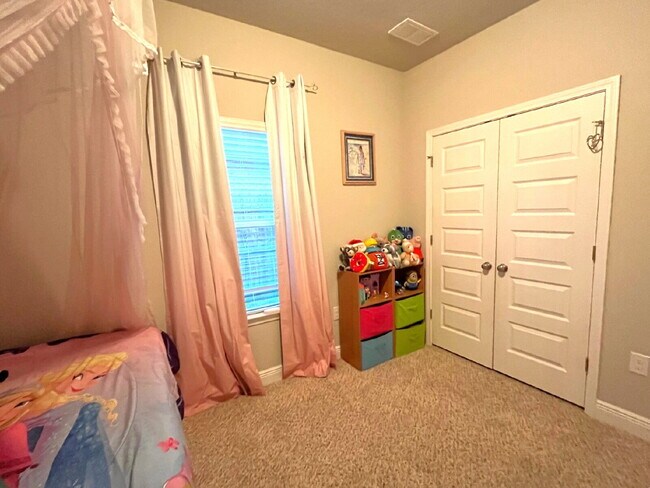 Building Photo - Beautiful 5 Bedroom Home with Pool in Holl...