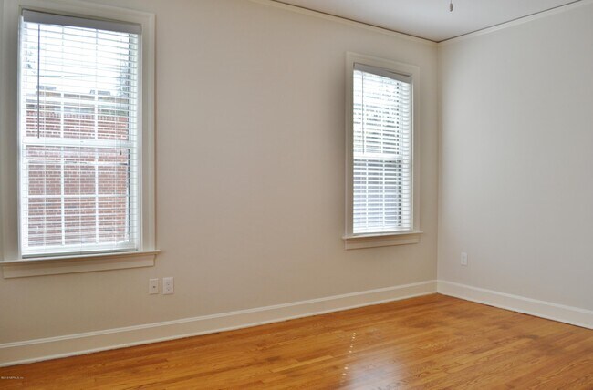 Building Photo - 2264 Myra St