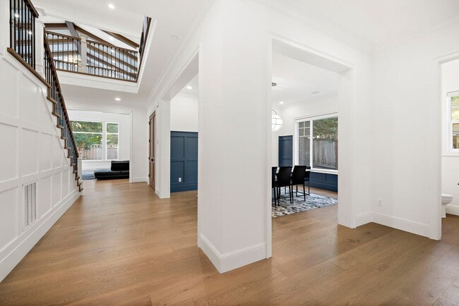 Building Photo - 4bd/4.75ba Bellevue House