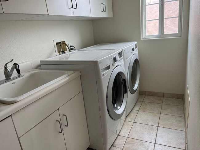 Building Photo - Beautiful 4 Bed | 3 Bath Home in Santee with Downstairs Bedroom & Full Bath!