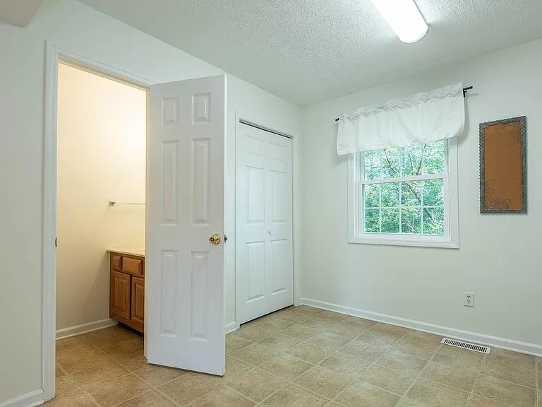 Building Photo - 731 E Sherwood Hills Dr