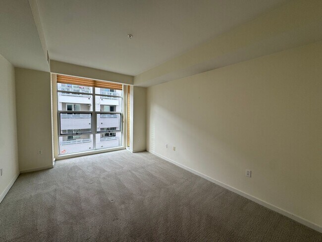 Building Photo - Beautiful third level 2 bedroom condo in the Mercer