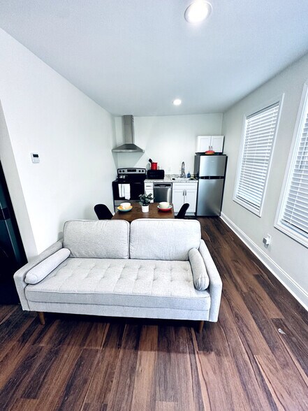 Building Photo - 107 David St