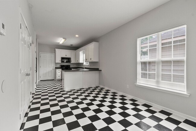 Building Photo - Nice 3 Bed 2 Bath Home! Available Now!