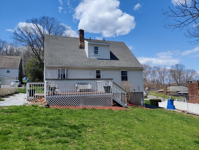 Building Photo - BEAUTIFUL Waterbury Cape w/ 4 Bedrooms, 2 ...