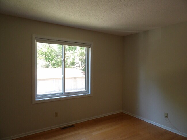 Building Photo - 2 Bed | 2 Bath Third Floor Condo