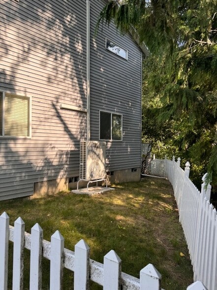 Building Photo - 415 Louis Ln