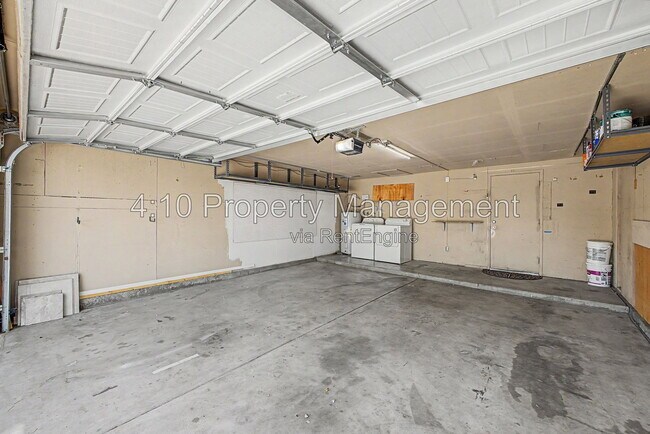 Building Photo - 2104 N Comanche Dr