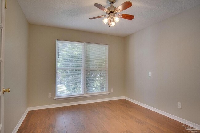 Building Photo - 2042 Hamilton Crossing Dr