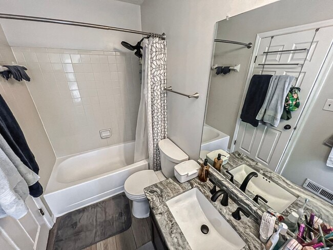 Building Photo - Beautiful and Spacious 4 Bedroom 2.5 Bathr...