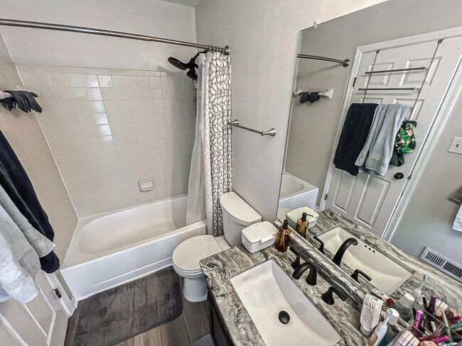 Building Photo - Beautiful and Spacious 4 Bedroom 2.5 Bathroom Home Sitting on Extensive Lot In Desired Xanadu Est...