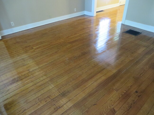 Building Photo - Two Bedroom Home with a bonus room/3rd bedroom in Historic District (Williams-Woodland Historic P...