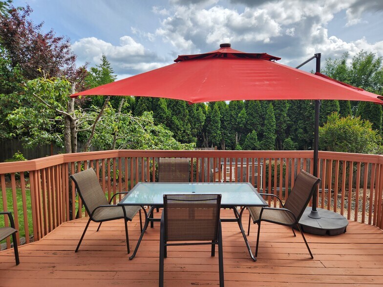Large Deck to enjoy the sun - 6050 SW Taylors Ferry Rd