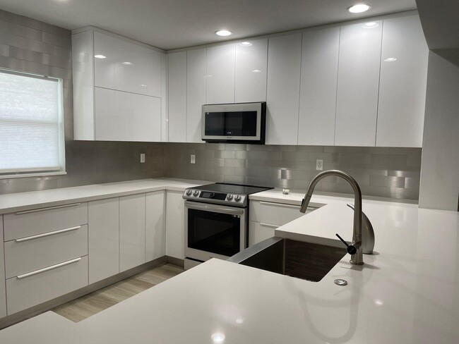 Building Photo - 250 NE 20th St