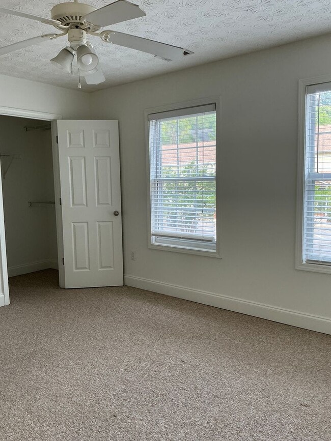 Building Photo - 2 BR 2.5 BA Condo in Gated Community- Mall...