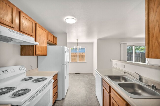 Building Photo - Updated Three Bedroom Townhome