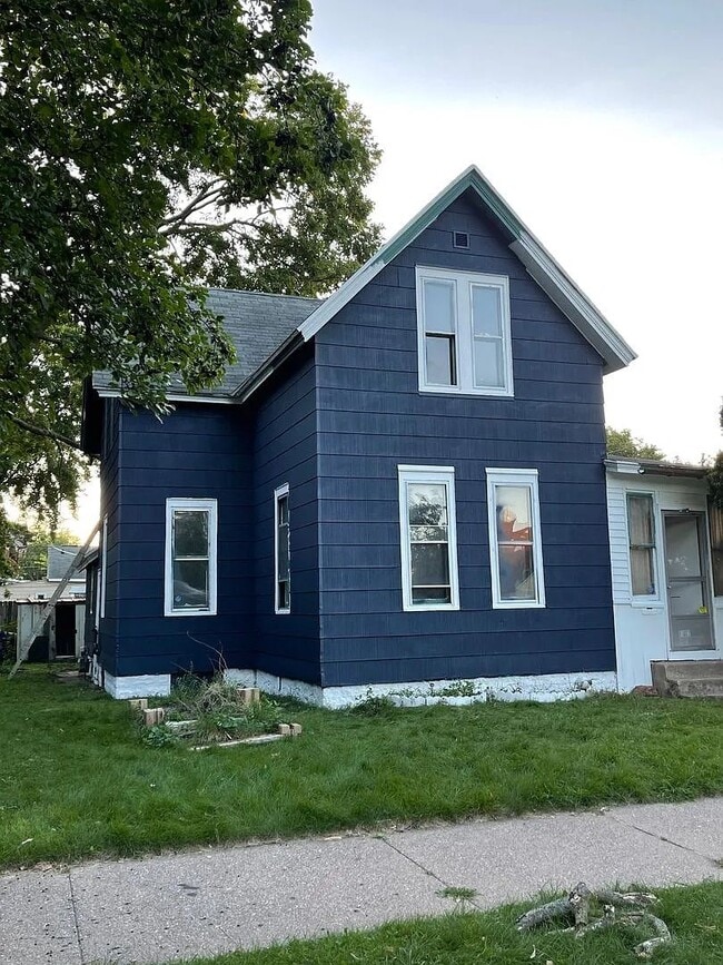 Primary Photo - Charming 5 Bedroom Home for Rent!