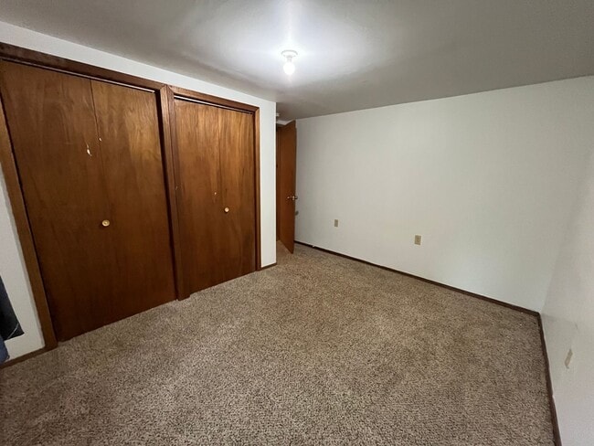 Building Photo - Lakeside 5 Bedroom 3 Bath Home Available N...