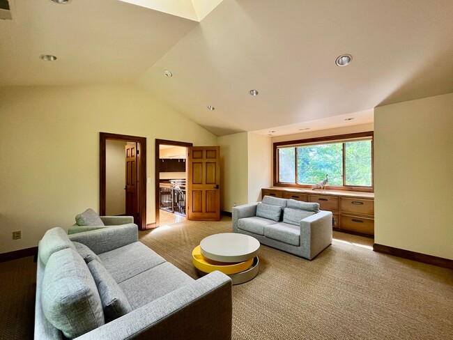 Building Photo - Luxury Estate Retreat in the Heart of Samm...
