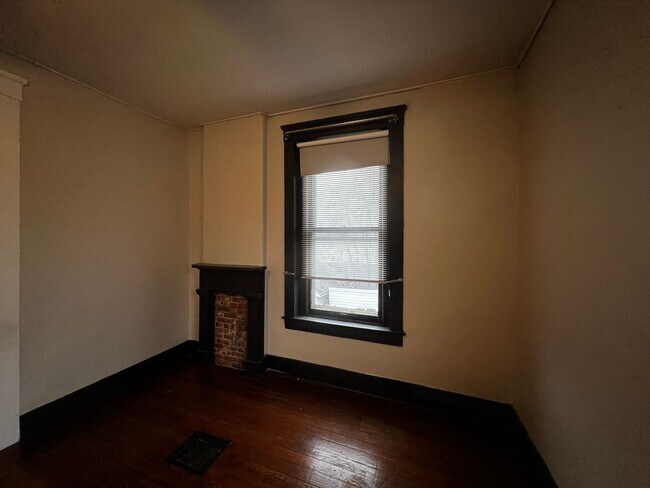 Building Photo - 1327 E Washington St