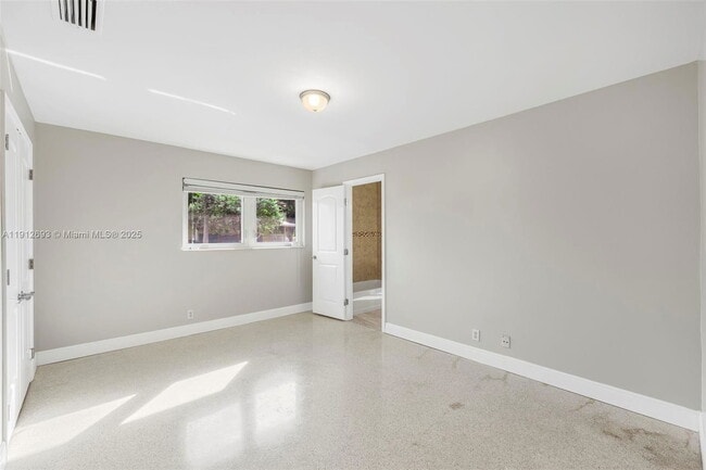 Building Photo - 633 Solar Isle Dr